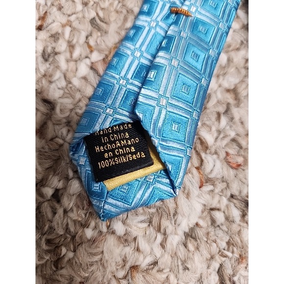 Donald Trump Signature Necktie Blue Geometric  Pattern Silk Tie Classic NWT - Picture 4 of 8